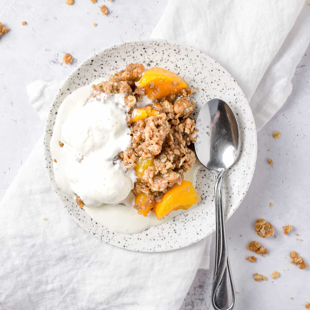 A close up of peach crisp with canned peaches.