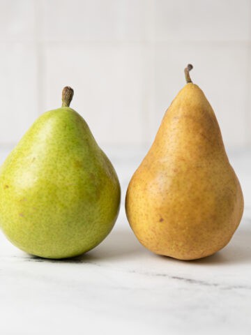Bartlet and anjou pear varieties on a kitchen counter.